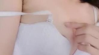 高颜值甜美少妇露奶露逼诱惑慢慢脱掉扭动身体掰开逼逼近距离特写很是诱惑喜欢不要错过
