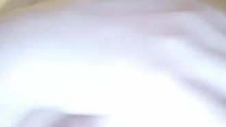 미모의 소녀의 개인 장난감 Qiqi가 머리에 마사지를 삽입하고 진동기의 진동을 참을 수 없어 매우 유혹적입니다. 그것.