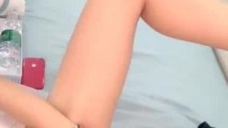 Una linda chica de buena presencia se masturba y luce su coño con accesorios, sin pelo, muy rosado y tierno, con un vibrador insertado en él, muy tentador, muy seductor, no te lo pierdas si te gusta