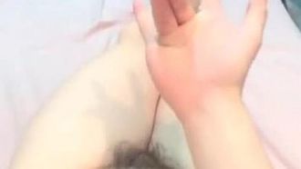 豊満な体と大きな胸を持つ女の子は、足コキ、ザーメン、オナニーとダブルフェラをします。