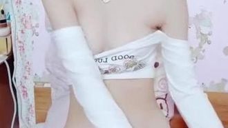 잘생기고 흰 피부를 가진 날씬한 소녀들은 서로 섹스를 하며, 가슴을 보여주고, 보지를 만지고, 구강 성교를 합니다. 섹스 후에 그녀는 신음하고 헐떡이며, 매우 매혹적입니다. 원한다면 놓치지 마세요.