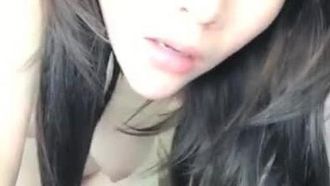 큰 하얀 가슴과 섹시한 검은 스타킹을 입은 잘생긴 백호 소녀가 위에서 섹스를 하고 있습니다. 그녀는 더러운 말을 하고 그녀의 항문을 폭발시킵니다. 놓치지 마세요.
