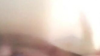 Uma menina com uma bucetinha bem tenra faz um show de masturbação com adereços no dormitório Ela fica completamente nua com um vibrador vibrando sua bucetinha rosada. não perca.