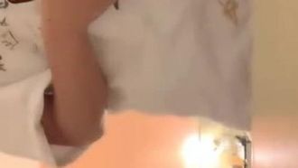 털이 없는 보지와 큰 가슴을 가진 젊은 여성이 뒤에서 섹스를 하고 있습니다. 그녀의 섹시한 큰 엉덩이가 발로 들어 올려 격렬하게 섹스합니다. 좋아한다면 놓치지 마세요.