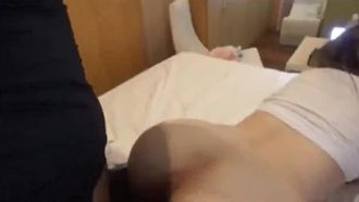 Hanna – eine halbbrüstige Schönheit mit großen Brüsten, Hanna in Pumphose und Sportkleidung.