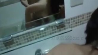 O casal não tem nada para fazer, então tenta fazer sexo no banheiro e tirar selfies~
