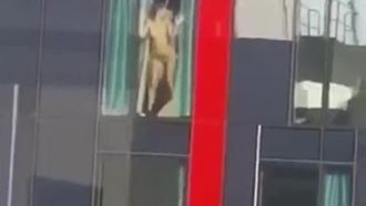 上班到一半直击对面大楼贴着玻璃打砲