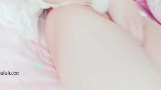 Una giovane ragazza che piange anche lei, cinque parti in totale (4)