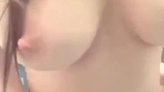 A garota peituda tirou uma selfie no banheiro e estava completamente nua. Ela parecia querer ser descoberta e estuprada em grupo.