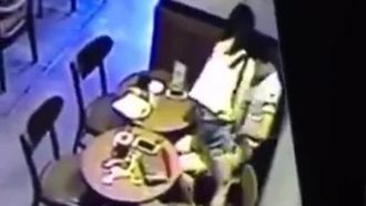 Coppia fa sesso in un bar in pieno giorno