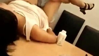 [Audio mandarín] Estaba dándole una lección a una empleada en la oficina y mi jefe estaba filmando desde un costado...