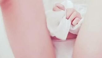 Una giovane ragazza che piange anche lei, cinque parti in totale (1)