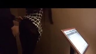 „Sex Qi“ in der KTV-Box konnte nicht anders, als ihr rosa Höschen auszuziehen und es langsam hineinzustecken ... Als sie ihre weichen Füße betrachtete und die Jukebox in der Hand hielt, verspürte sie ein Erfolgserlebnis