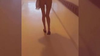 拍長腿女友的裙底風景！商場露出駱駝蹄再到房間拍下她的濕潤三角：好美的鮮鮮