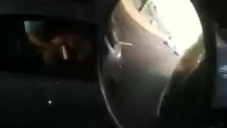 A passageira levantou a bunda... abaixou a cabeça para cima e para baixo para comer a salsicha grande do motorista... o motorista usou seus dedos dourados para tocá-la enquanto dirigia (