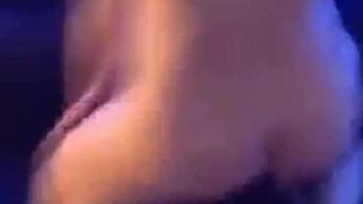 Il ricco uomo d'affari e il capo grasso sono andati in discoteca per divertirsi! La ragazza dell'hotel ha fatto del suo meglio per ottenere consigli! Cavalcando nudo su Xiaodong e strofinandomi contro di lui