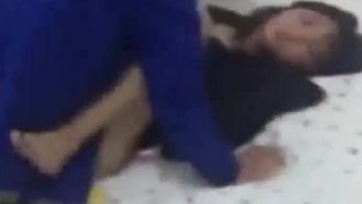 屁孩开苞秀！脑残友人帮录影乱下指导棋「安全期不会怀孕」男子深深放入说好紧