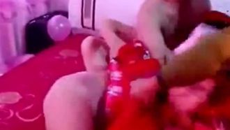 Fake-Hochzeitszeremonie und ziehe die Braut wirklich nackt aus! „Nein~“ heulte und der BH wurde abgerissen... Eine Gruppe von Menschen wollte ihre Hose wieder ausziehen: Der Ehemann war fassungslos