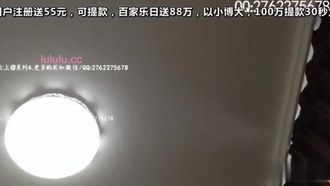 昨夜の激闘の後、朝までベッドにいた少女は特別な方法で電話をかける必要があった…。