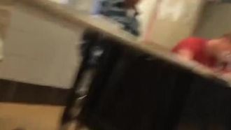 ワンピースの女の子は足を高く上げて座っていました…かがんでみると、下着を履いていないことがわかりました！