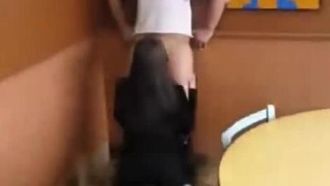 [歐美] 麥當勞賣起海鮮了？女女速食店「快速止飢」用餐區露出無毛嫩肉：一定很多汁