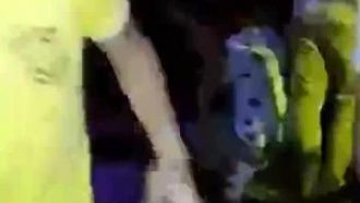 Un club nocturno ruso se sorprendió al ver a una hermosa mujer siendo devorada de abulón mientras estaba sentada en la barra.