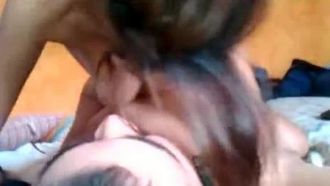 La chica extranjera tiembla como loca, pero su novio cava en secreto en su puerta trasera...