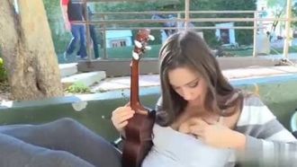 The temperamental girl played ukulele with her exposed side. I wanted to enjoy the music to the fullest, but I didn't expect that she took out the elder and lowered her head to lick it: her pants were also taken off.
