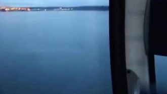 Una ragazza di razza mista mostra i suoi grossi seni mentre va sulla ruota panoramica con le sue amiche