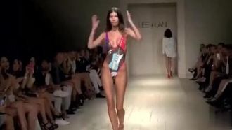 這就是流行？模特兒泳衣大秀...單手遮豪乳到後來直接「整顆呈現」：我不小心下流惹