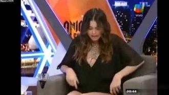 L'attrice ha mostrato la sua collana in uno show televisivo, ma il suo seno è diventato grosso