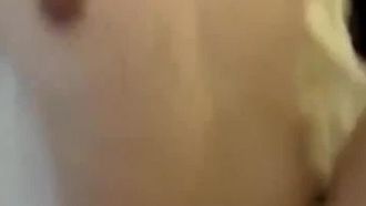 已经嫁人生孩子的大奶骚女友来约炮了,骚货一样那么迷人
