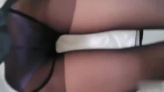 Eine erstklassige junge Frau in schwarzen Strümpfen spielt in Ningxia beim Wäschewaschen