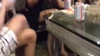 Festa di compleanno con karaoke, trova una ragazza su WeChat a cui inviare buste rosse e spogliarsi per festeggiare