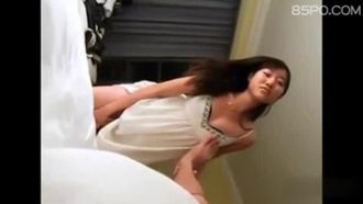홍콩 남성의 성기는 너무 작아서 요구 사항을 충족할 수 없어 진동기를 사용하여 자위해야 합니다.