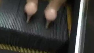 南韓地鐵尾隨抄底偷拍美腿短裙～28