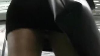 한국 지하철을 따라 짧은 치마를 입은 아름다운 다리 사진을 훔치다 ~ 17