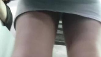Seguindo o metrô na Coreia do Sul para roubar fotos de lindas pernas em saias curtas ~15