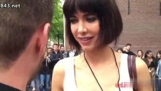 情色摸摸箱！正妹邀路人「伸手探女体」让你想摸就摸：下半身也一起开放试玩