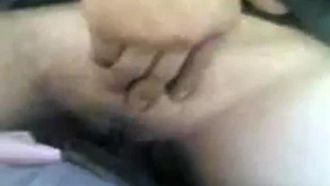La femme malaise excitée a couché avec son amant dans la voiture