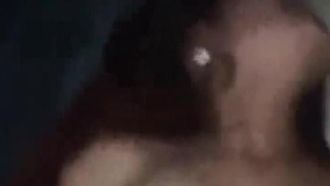 하얀 가슴의 소녀는 유령처럼 울 때까지 박혔습니다 ...