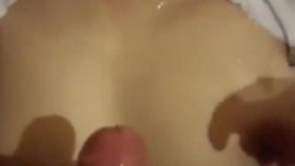 Eine schöne Frau, die es liebt, Sperma zu schlucken. Sie hat Sex mit dir, nur um dein Sperma zu essen.