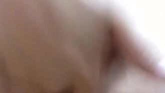 Wenn deine Schwester, die keine Jungfrau mehr ist, masturbiert und ihren erotischen Klängen lauscht, wirst du nicht anders können, als dir einen runterzuholen!