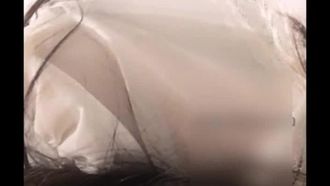 Muito bom em jogar! A linda garota derramou água na bucetinha... a água escorria lentamente, era tão salgada e úmida: a combinação de água obscena e água mineral