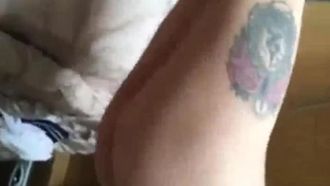 Una hermosa mujer con figura de supermodelo y rostro sexy se toma una selfie en el balcón. ¿Cómo puede la gente afuera ver a una mujer tan hermosa?