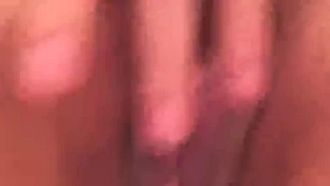 Sie hat eine tolle Figur und ist sexy, da sie ihre Kleider auszieht und sie gleichzeitig verdreht.
