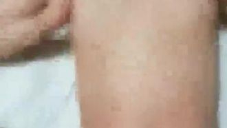 Una moglie coreana e suo marito stavano facendo sesso, ma il marito non è entrato a causa dell'angolo di ripresa di Joe, quindi ha allungato la mano e l'ha scopata più velocemente.