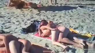 海滩上集体开砲