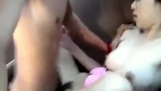 狗公腰的男友把小正妹女友帶上車嫩鮑