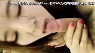 电影院刚认识没几天的大奶美女带回家操